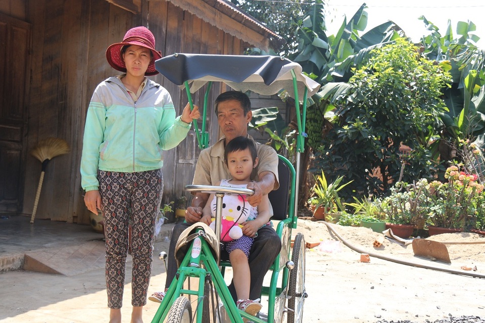Bé gái 4 tuổi khát khao được sống để một lần gặp bố - 2
4 năm là quãng thời gian mẹ con My sống nhờ nhà ông ngoại bị tàn tật