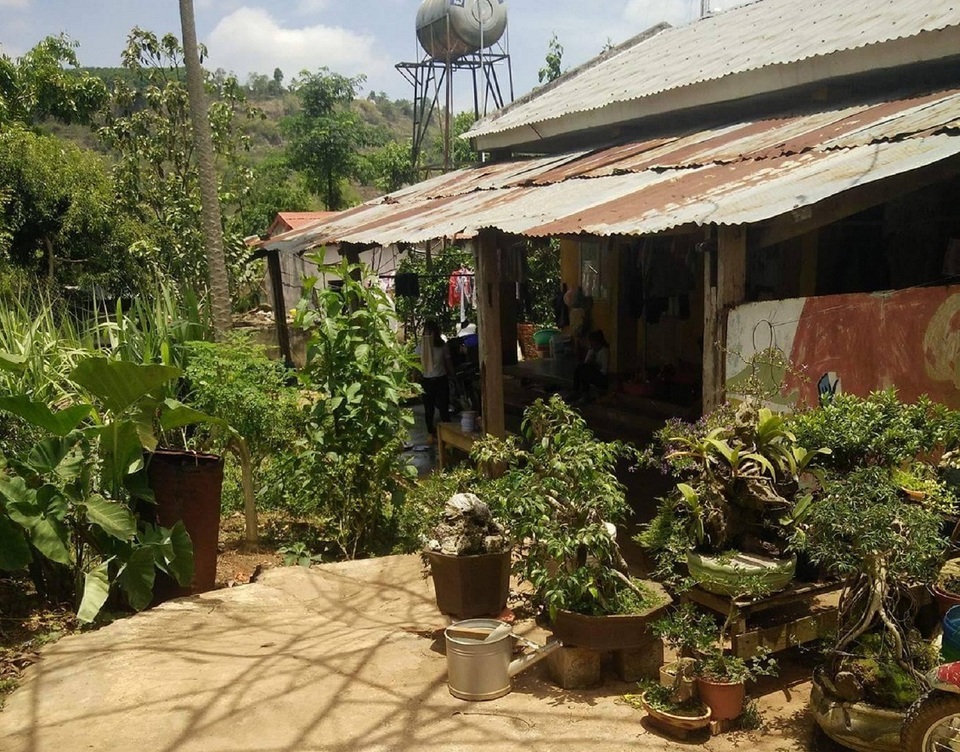 
Căn nhà công vụ là nơi ở của nhiều thầy cô giáo được tận dụng từ phòng học cũ
