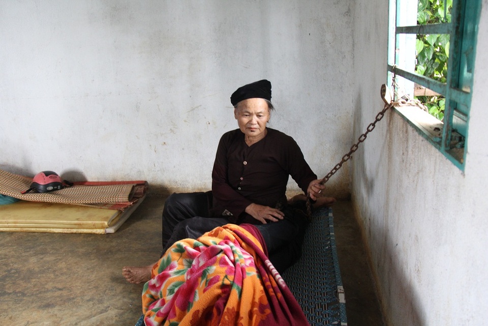 Vì sợ anh Thảo bỏ đi mà chết đường chết chợ, bà Mộc buộc lòng phải xích chân con lại