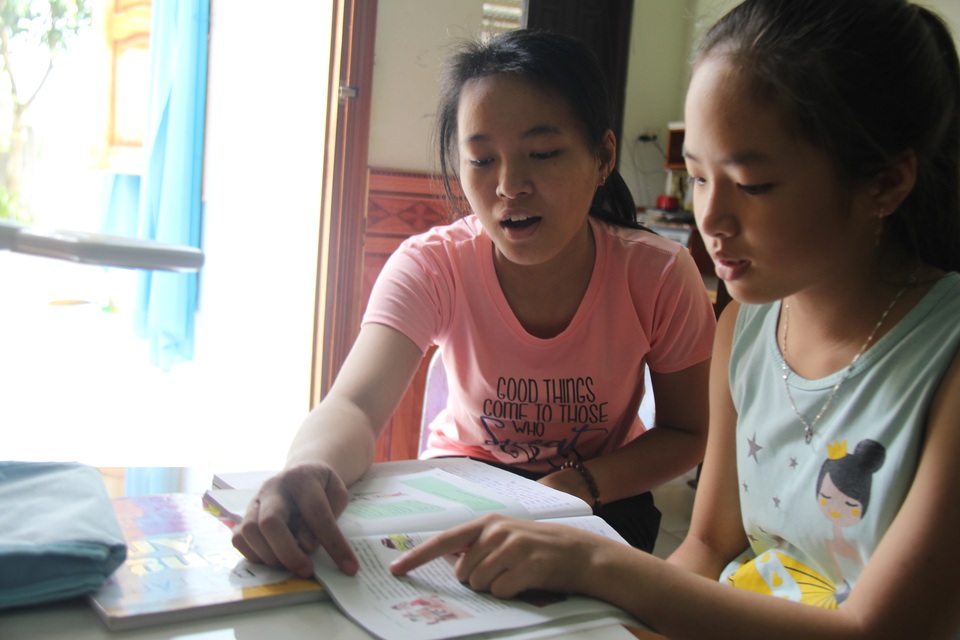 Thương nữ sinh vùng cao dang dở ước mơ đến trường vì ung thư máu - 2 Không làm được việc nặng, Vi chỉ biết chăm em và học tập thật tốt