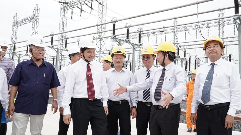 Khánh thành trạm biến áp 22KV Long Xuyên phục vụ người dân - 2 Lãnh đạo EVN SPC và chính quyền địa phương kiểm tra công trình trạm biến áp 220kV Long Xuyên