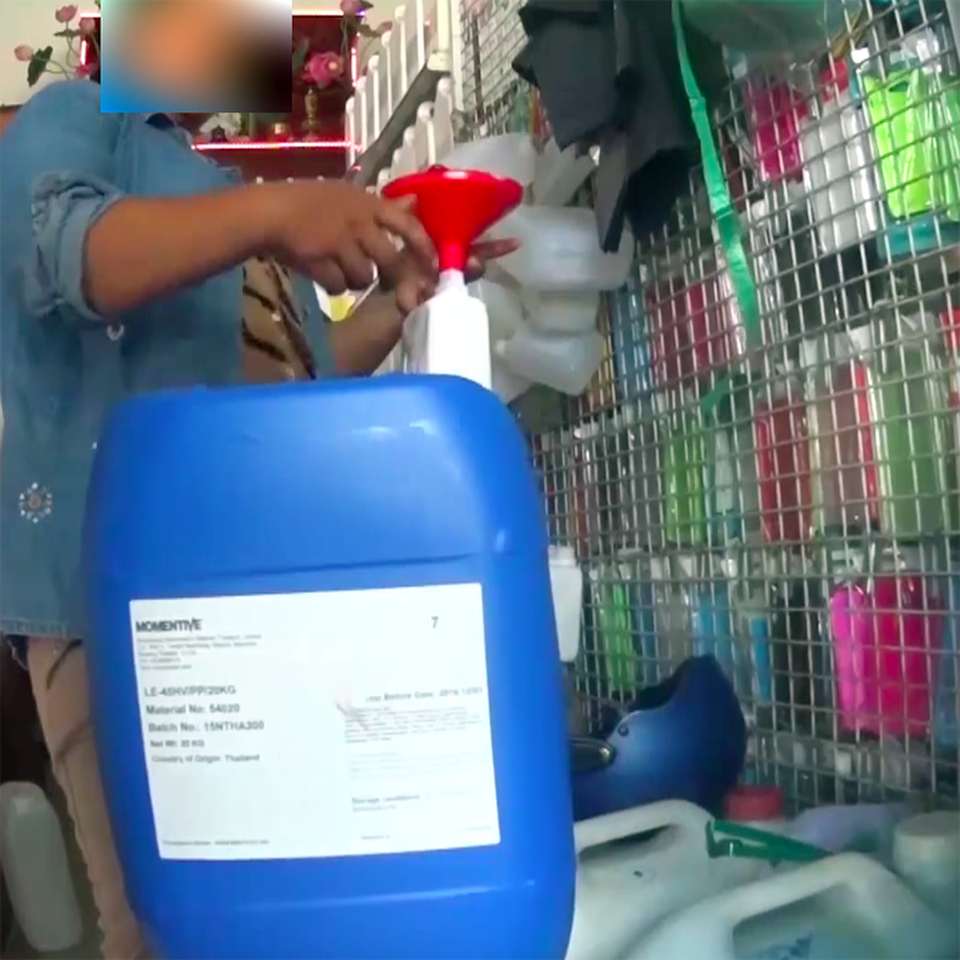 TPHCM: Tràn lan hoá chất làm rượu độc hại - 2 Một loại men rượu dạng nước được người bán sang chiết ra bán cho khách với giá từ 40 ngàn đồng/kg