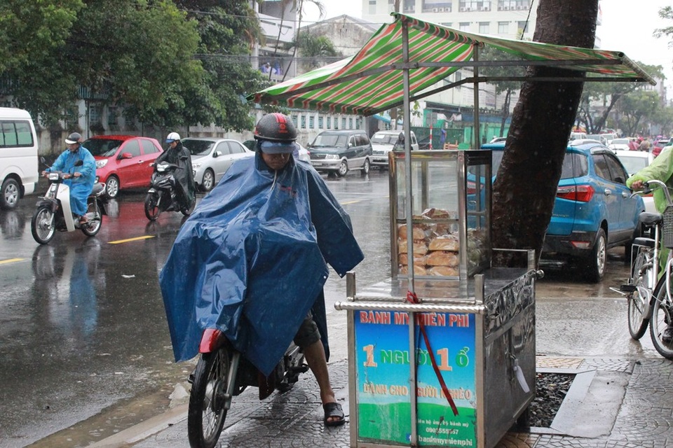 
Dù trời mưa, hay nắng, đây vẫn là nơi ấm áp mà người lao động nghèo ghé đến vào mỗi sáng sớm.
