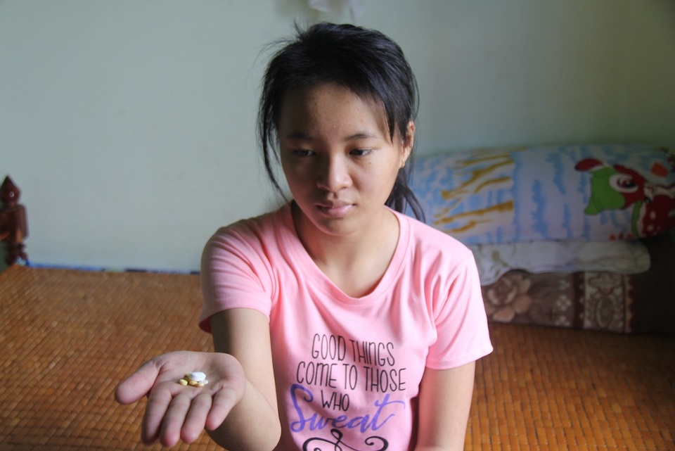 Thương nữ sinh vùng cao dang dở ước mơ đến trường vì ung thư máu - 3 Nhưng một tháng nay, nhà em không còn tiền đưa em đi chữa trị, buộc lòng phải mua thuốc về uống duy trì sự sống