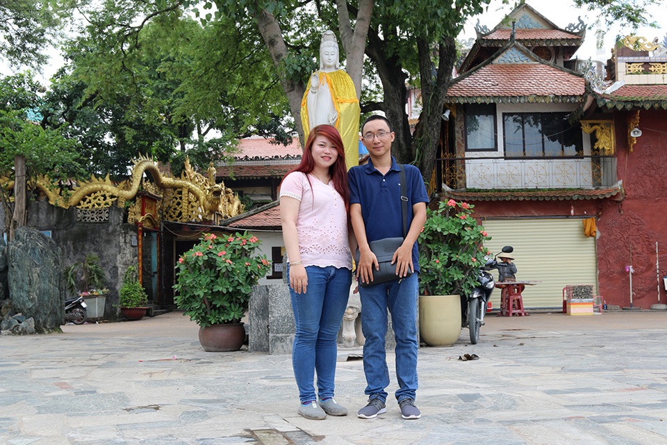 Thực hư ngôi chùa "oán" tình nhân ở Bình Dương - 3
Hàng ngày có khá nhiều cặp đôi đưa nhau lên chùa Châu Thới để tham quan.