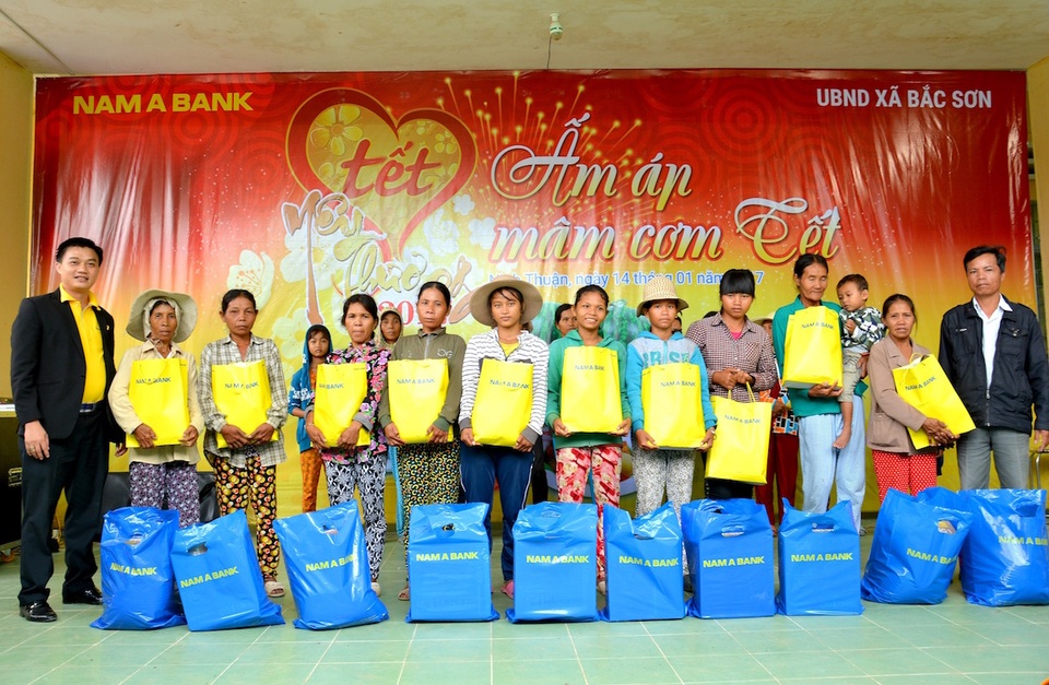 Mâm cơm Tết cho bà con nghèo miền Trung - 3 Ông Nguyễn Đinh Hoàng Thịnh – Giám đốc Nam A Bank Ninh Thuận cùng đại diện địa phương trao những phần quà thiết thực cho các hộ gia đình khó khăn tại thôn Xóm Bằng (xã Bắc Sơn, huyện Thuận Bắc, Ninh Thuận)