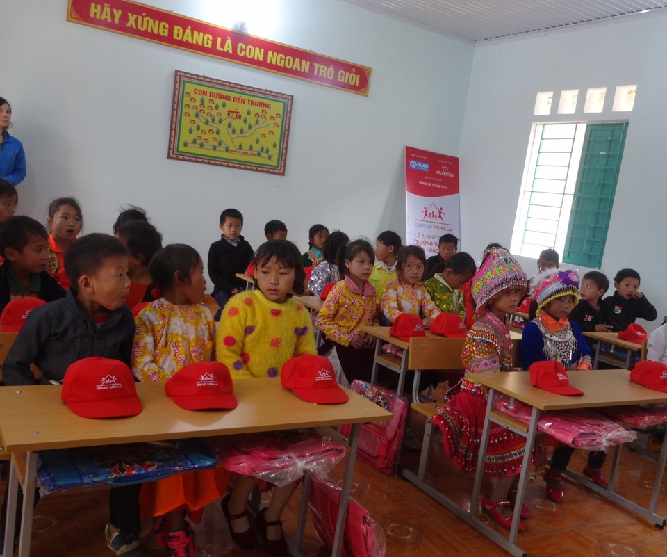 Chung tay khắc phục khó khăn cho giáo dục miền núi - 2 Các em học sinh được học tập trong lớp học sạch đẹp và đạt chất lượng