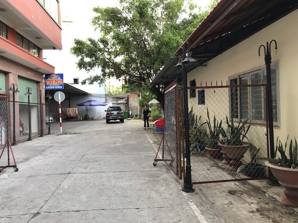 Vụ chủ khách sạn 'nhốt' xe thượng tá công an: Đất của tôi thì tôi rào thôi! - 1 Vụ chủ khách sạn 'nhốt' xe thượng tá công an: Đất của tôi thì tôi rào thôi! - 1