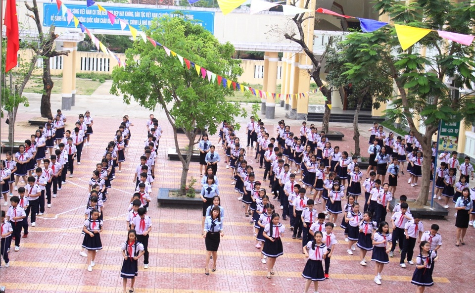 1.000 học sinh nhảy Cha cha cha thư giãn giữa buổi học - 2
Các giáo viên cũng nhảy cha cha cha cùng học sinh, tạo môi trường học đường thân thiện