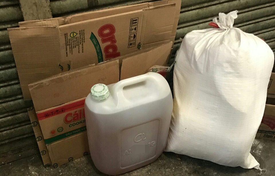 TPHCM: Gia vị “3 không” vẫn bán công khai tại các chợ - 3 Các tiểu thương mua sỉ các loại gia vị “3 không” trôi nổi trên thị trường sau đó về bán lại để kiếm lời.