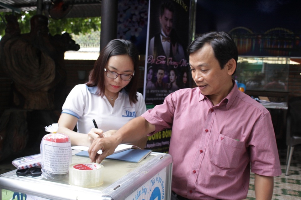 Phiên chợ "ảo", nghĩa tình thật ở Quảng Ngãi - 3
Nhiều người đến ủng hộ kinh phí nhằm động viên việc làm của nhóm FQng.