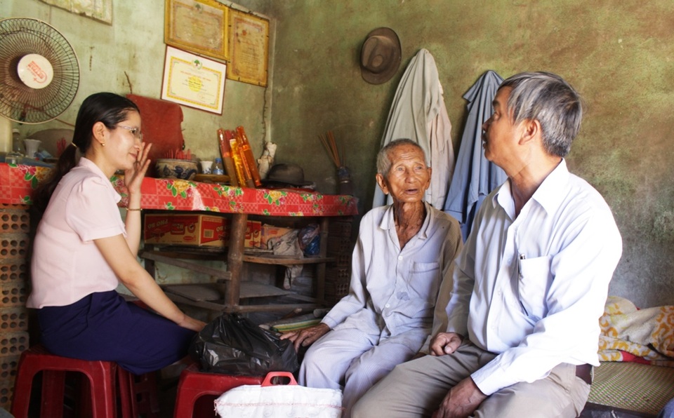 Hơn 25 triệu đồng đến với cụ ông 102 tuổi nuôi con gái tâm thần - 2 Cụ Kỳ vui mừng cho biết: Sau bài báo đăng trên Dân trí, nhiều cá nhân hảo tâm đến tận nơi hỗ trợ tiền, nhu yếu phẩm cho hai cha con