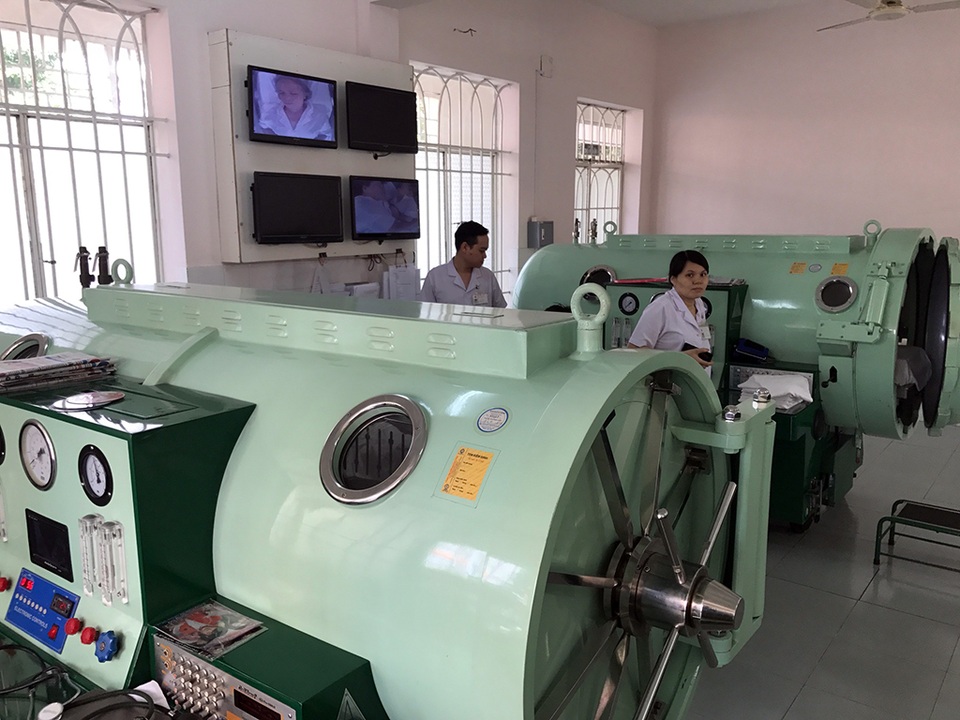Người Sài Gòn đổ xô đi chữa bệnh bằng... "hít thở" không khí sạch - 3 Trung bình mỗi bệnh nhân sẽ nằm trong lồng kín để hít thở Oxy tinh khiết khoảng 1 giờ.