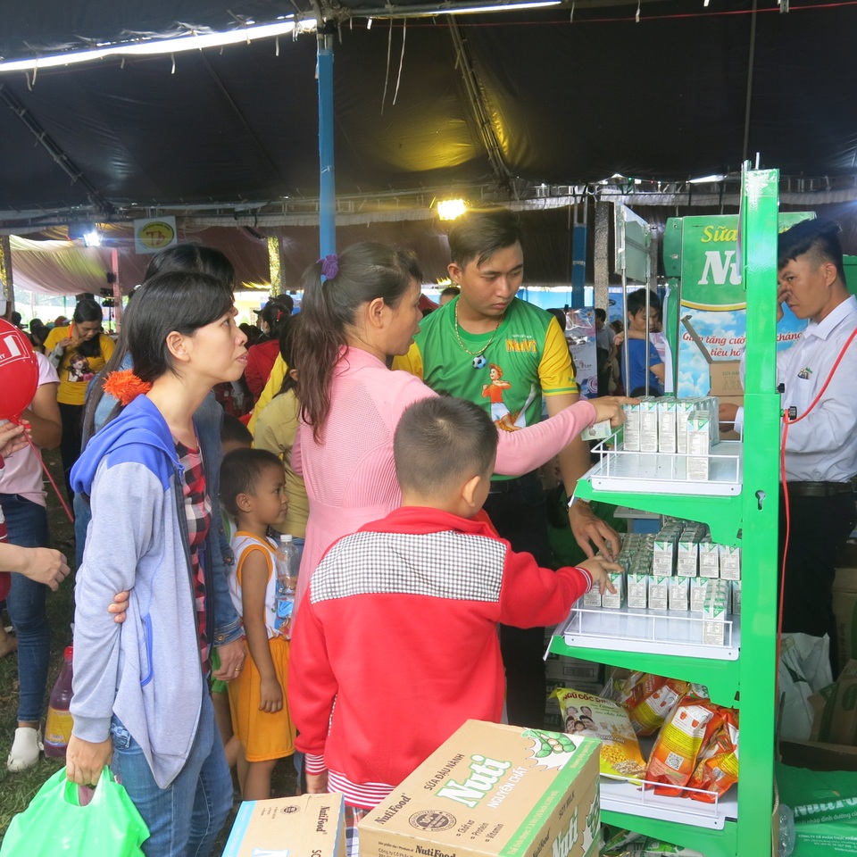 Doanh nghiệp đồng hành và hỗ trợ công nhân Bình Dương hơn 5 tỷ đồng - 3
Công nhân chen chúc trước gian hàng ưu đãi của NutiFood để mua hàng