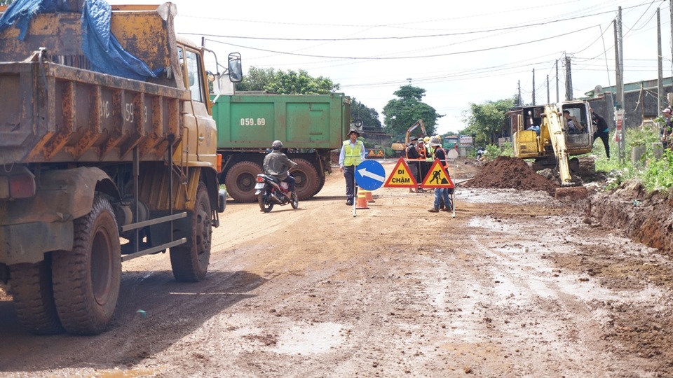 Dân vui sướng vì tỉnh đầu tư 1,1 tỷ đồng để khắc phục “con đường đau khổ”! - 3 Con đường đang được rấp rút sửa chữa