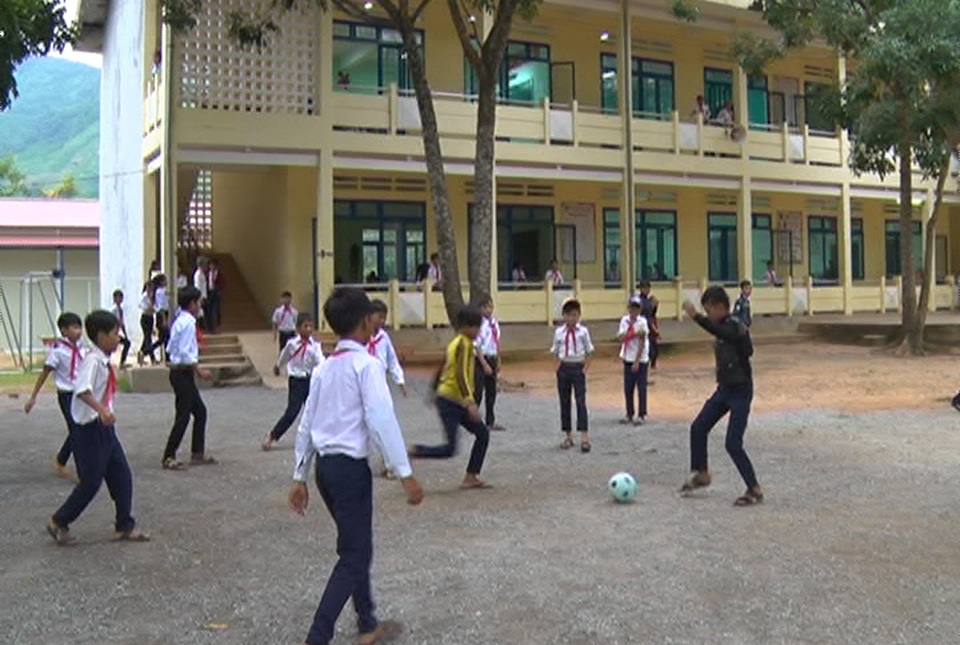 Huyện nghèo gắng lo cho học sinh bán trú - 3
Mô hình bán trú giúp học sinh huyện Sơn Tây yên tâm học tập tốt hơn.