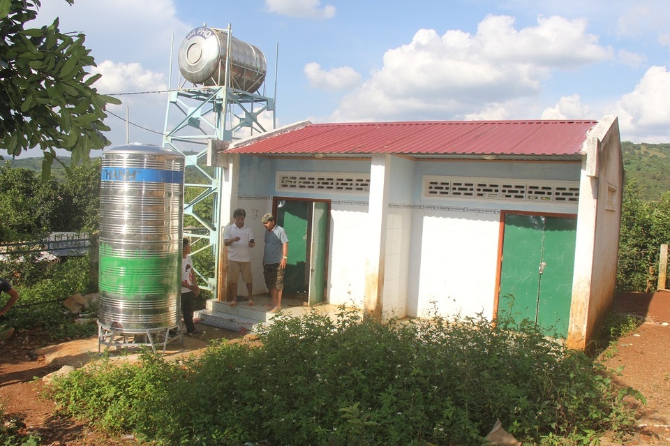 Công trình nước sạch nằm ngay trong nhà vệ sinh trường học! - 3 Nhà trường chưa thể cho học sinh sử dụng nhà vệ sinh vì sợ ảnh hưởng đến nguồn nước phục vụ cồng trình