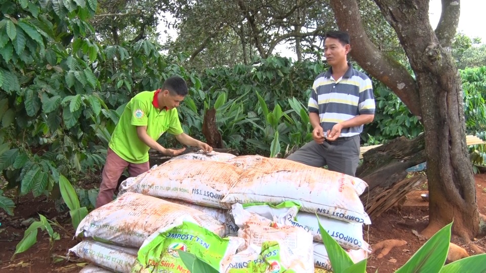 Bón phân… quá chất lượng, nông dân nhận trái đắng - 3 Nhà sản xuất lại cho rằng phân vượt chất lượng chỉ có lợi cho cây trồng