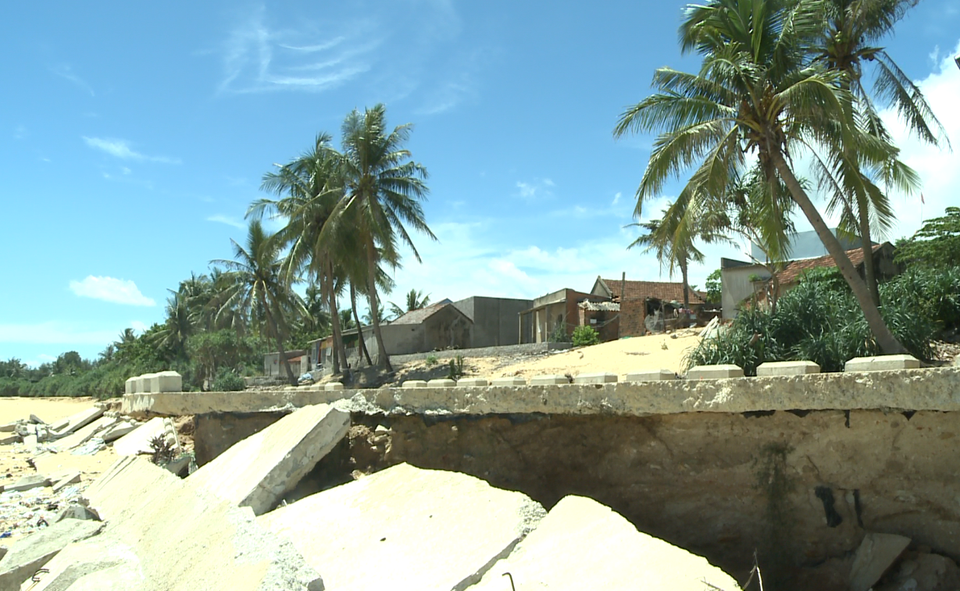 Kè chống sạt lở 15 tỷ đồng chưa nghiệm thu đã... hỏng - 3 Công trình kè chắn sóng thôn Thạnh Đức 1 liệu có trụ được trong mùa mưa bão sắp đến