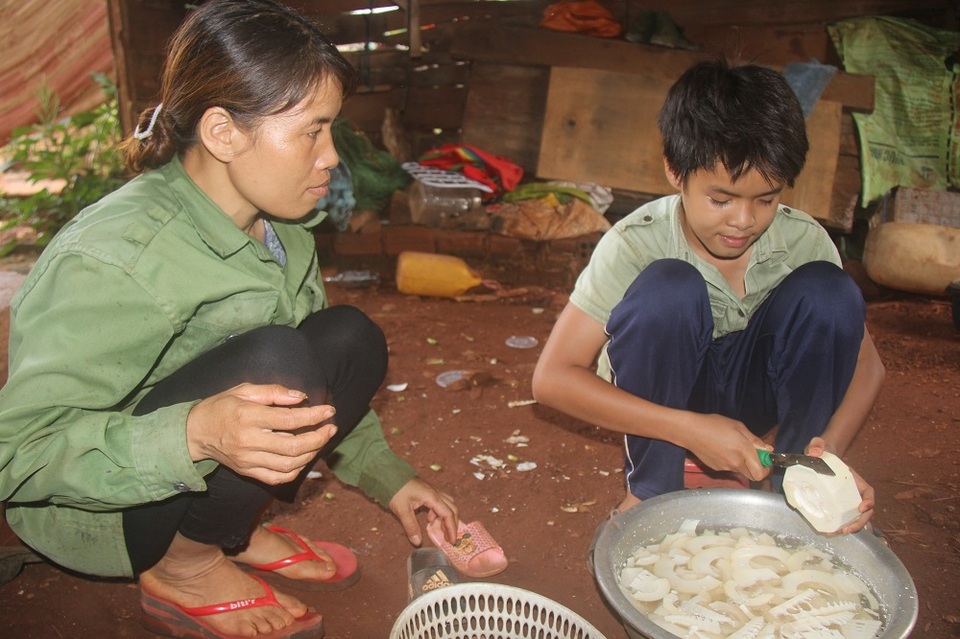Xót xa hoàn cảnh cậu bé 13 tuổi mắc bệnh ung thư hiếm gặp - 3 Chị Môn phải lang bạt khắp nơi kiếm việc, đến khi gom đủ tiền điều trị, mới dám về nhà