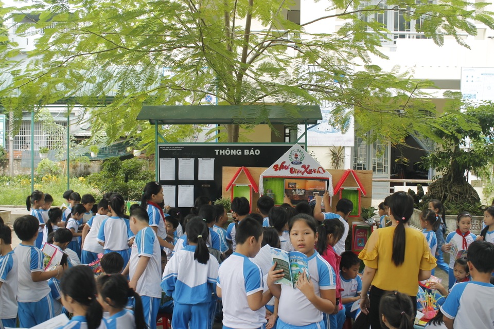 Thư viện lưu động làm từ vật liệu phế thải thu hút học sinh - 4 Thư viện lưu động dưới bóng cây xanh thu hút hàng trăm học sinh