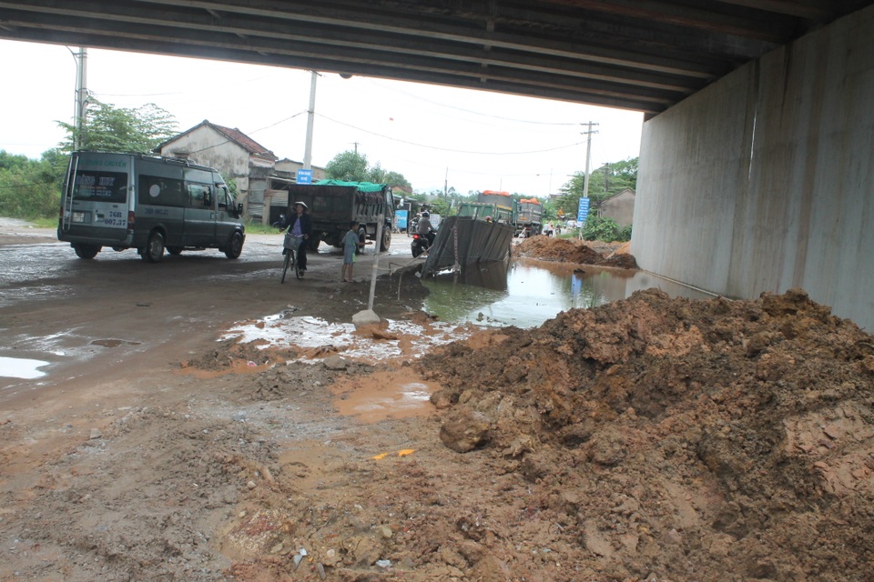 Xe công trình "băm nát" quốc lộ - 3 Ao nước được đơn vị thi công cầu vượt đường cao tốc Đà Nẵng - Quảng Ngãi che chắn tạm bợ