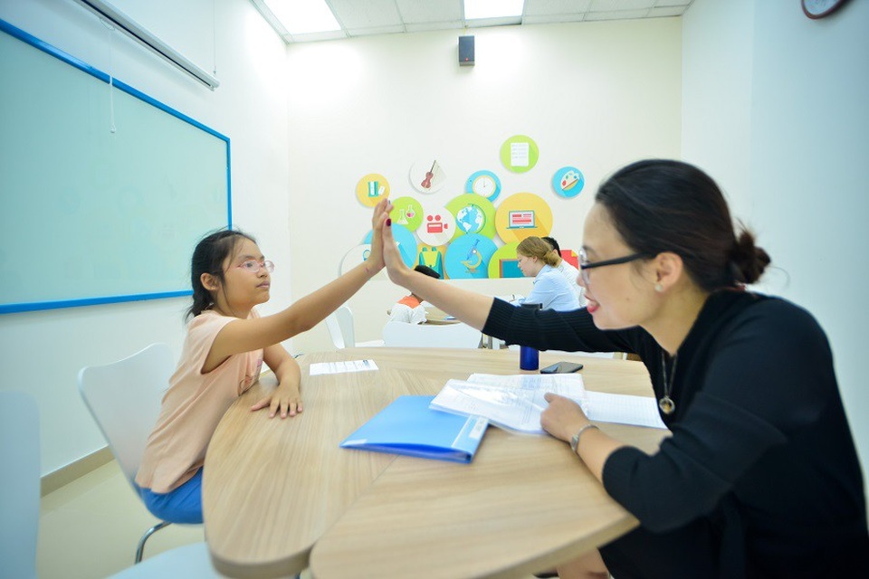 Anh Văn Hội Việt Mỹ VUS Hà Nội tổ chức kỳ thi thử Cambridge! - 3 Đội ngũ giảng viên bản ngữ chuyên nghiệp test kĩ năng nói cho các bé.