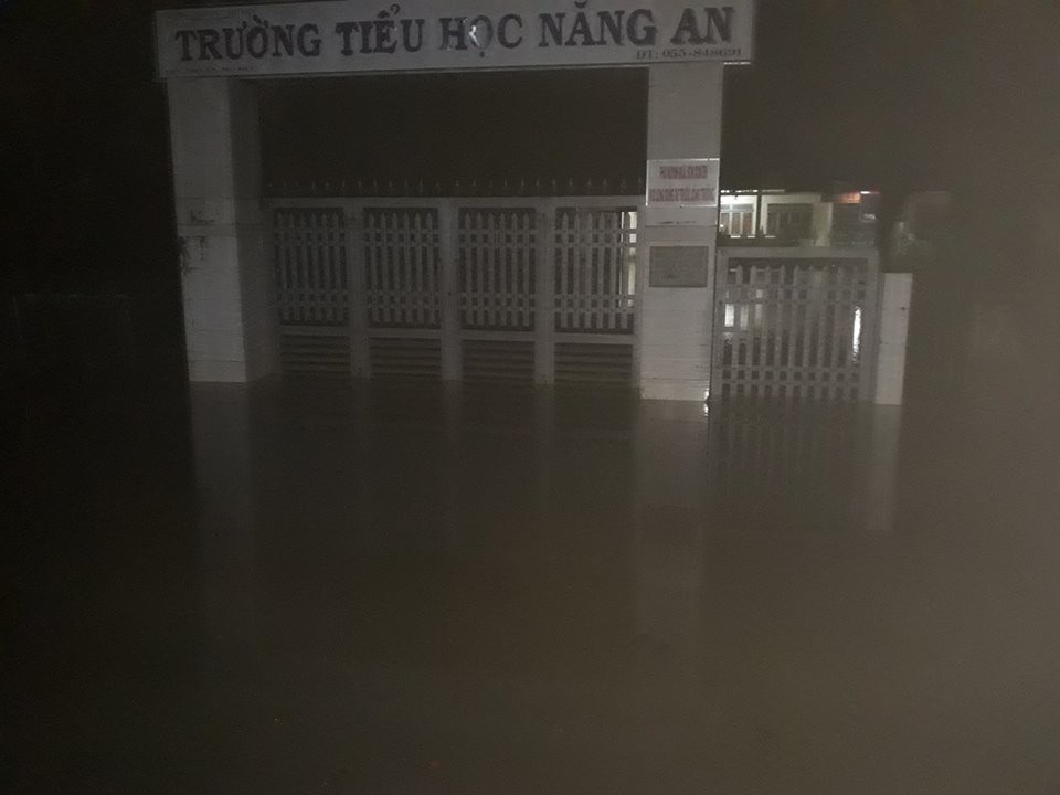 Nhiều điểm trường tại khu vực trũng thấp của huyện Mộ Đức, Tư Nghĩa bị ngập sâu