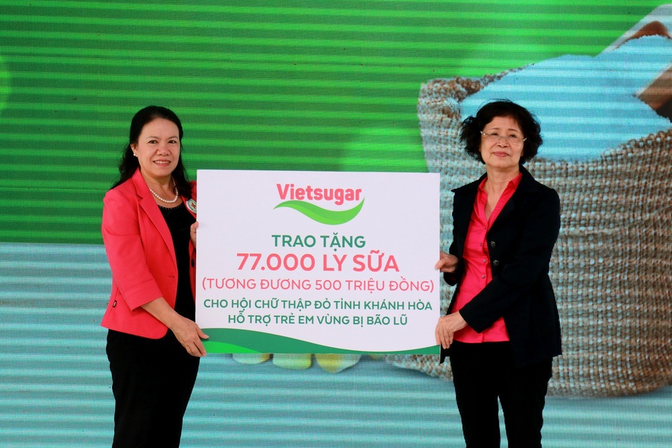 Vinamilk công bố đầu tư tiền tỷ vào ngành mía đường - 2 Bà Nguyễn Thị Thanh Hòa – Chủ tịch Hội đồng quản trị Công ty cổ phần đường Việt Nam, Giám đốc Điều hành Công ty cổ phần Sữa Việt Nam trao bảng tượng trưng món quà 77,000 ly sữa Vinamilk – tương đương 500 triệu đồng cho bà Nguyễn Thị Xuân Thu – Chủ tịch Trung ương Hội Chữ thập đỏ Việt Nam để hỗ trợ dinh dưỡng cho trẻ em các vùng bị ảnh hưởng bão lũ của tỉnh Khánh Hòa