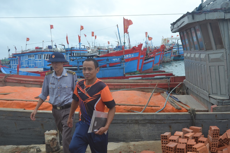 16 giờ vượt sóng dữ lai dắt thành công tàu cá gặp nạn - 3 Chủ tàu kiêm thuyền trưởng Hoàng Văn Thơ vui mừng khi được tàu kiểm ngư ứng cứu. (Ảnh V.Mịnh)