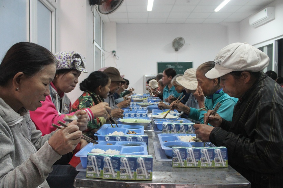 Quảng Ngãi: Ấm áp quán cơm 2.000 đồng "Nụ cười sông Trà" - 4 Hơn 3 năm qua đã có trên 190.000 suất cơm nghĩa tình đến tay những hoàn cảnh còn nhiều khó khăn trong cuộc sống