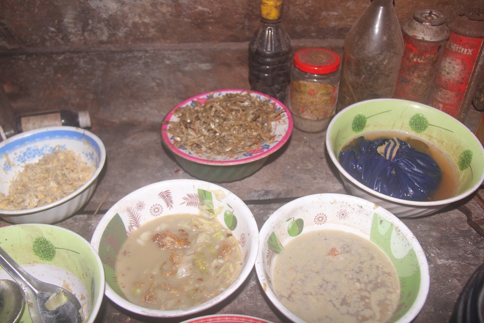 Bố ung thư, ông bị mù, ba đứa trẻ mơ một bữa cơm có thịt - 3 Hàng ngày bữa cơm của bốn ông cháu chỉ có rau rừng và cá khô