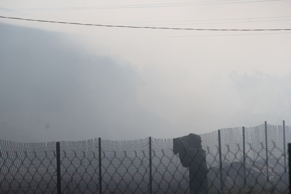 
Khói từ lò này quyện với lò khác dày đặc rồi theo gió xộc vào nhà khiến người dân khó chịu (ảnh chụp lúc 8h sáng)
