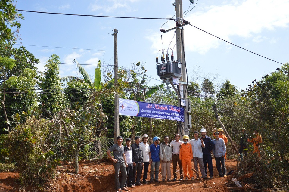 Điện Nhà nước đã về với người dân hai thôn 2 và 3 xã Kiến Thành
