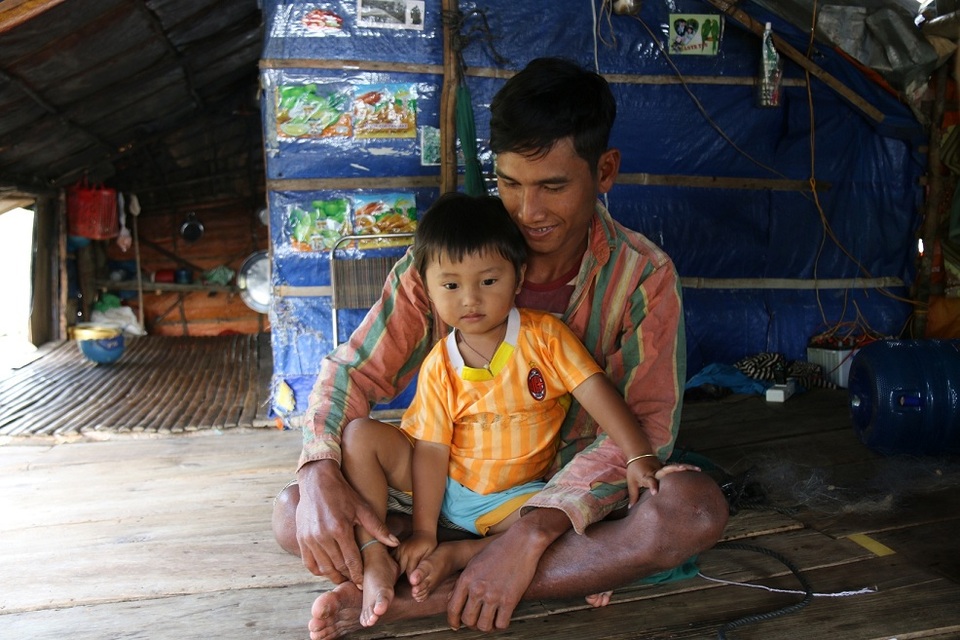 Tết chông chênh giữa lòng hồ thủy điện - 3
Ngày Tết, anh Lai chỉ mong muốn trời đất yên bình để tiếp tục mưu sinh trên lòng hồ