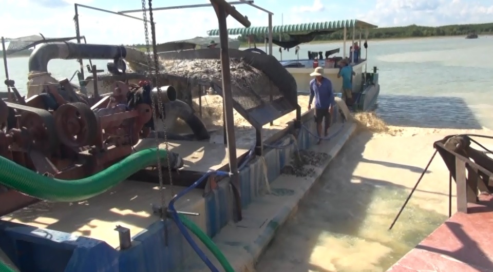 Bắt quả tang 3 tàu khai thác cát trái phép trên hồ Dầu Tiếng - 3 Thiết bị khai thác cát trên tàu