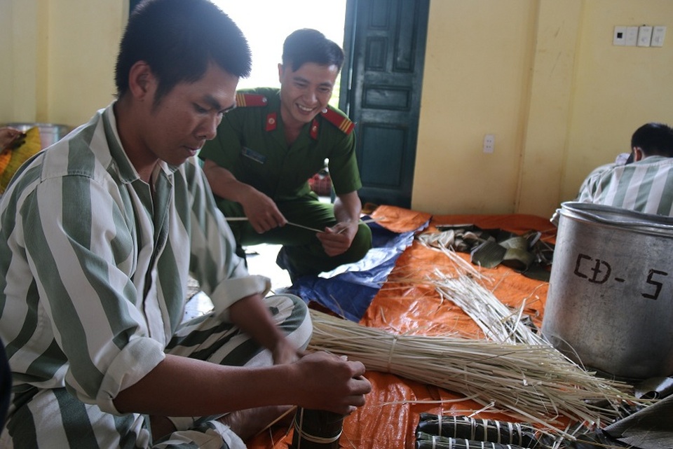 Những người đón Tết trong trại giam - 3
Trước đó, cán bộ quản giáo và các phạm nhân đã cùng nhau gói bánh chưng, bánh tét