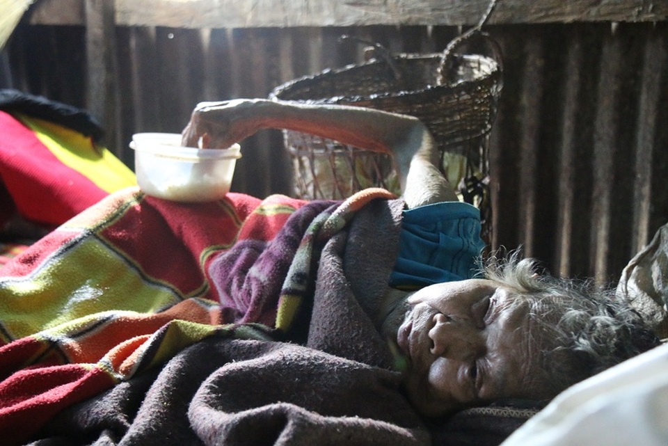 
Ăn uống, vệ sinh đều nằm một chỗ
