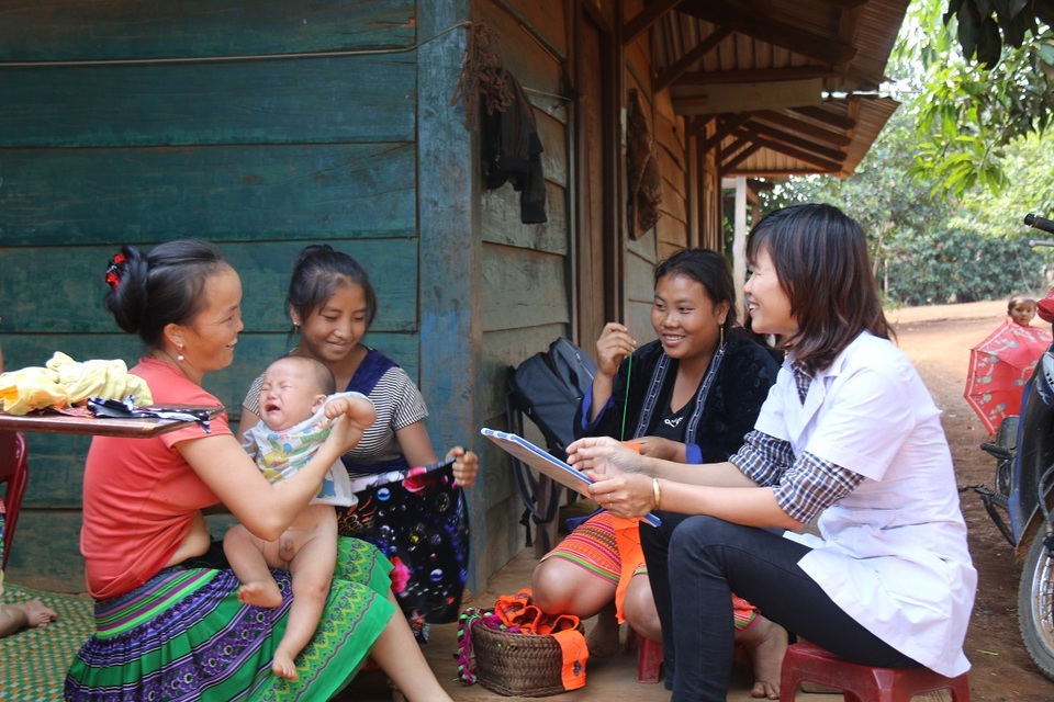 "Lời ru buồn" của ông ngoại tuổi… 30 - 3
Công tác tuyên truyền về tảo hôn gặp nhiều khó khăn do thiếu kinh phí (trong ảnh, cán bộ dân số xã Đắk Ngo đang đi tuyên tuyền với người dân)
