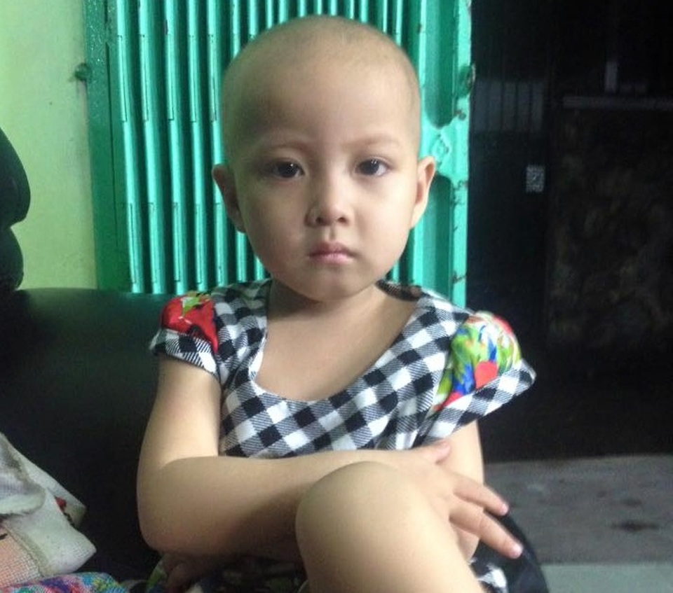 Bé gái 4 tuổi khát khao được sống để một lần gặp bố - 3
Sau những lần xạ trị, mái tóc em rụng hoặc buộc phải cạo trọc