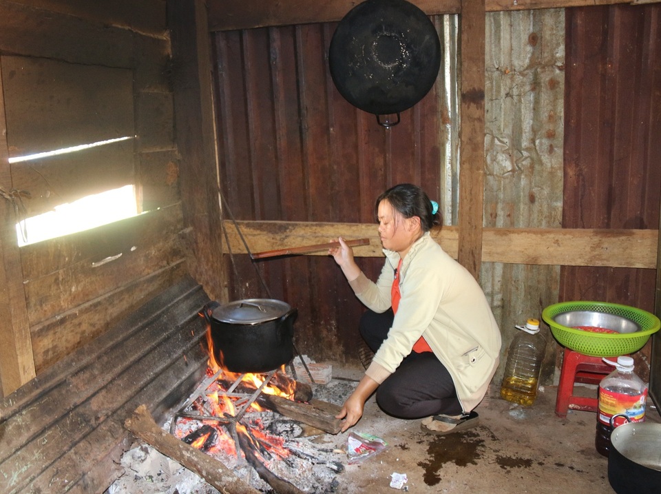 
Để có chỗ nấu ăn, các thầy cô xin gỗ và tôn rách của người dân quây tạm thành chiếc bếp
