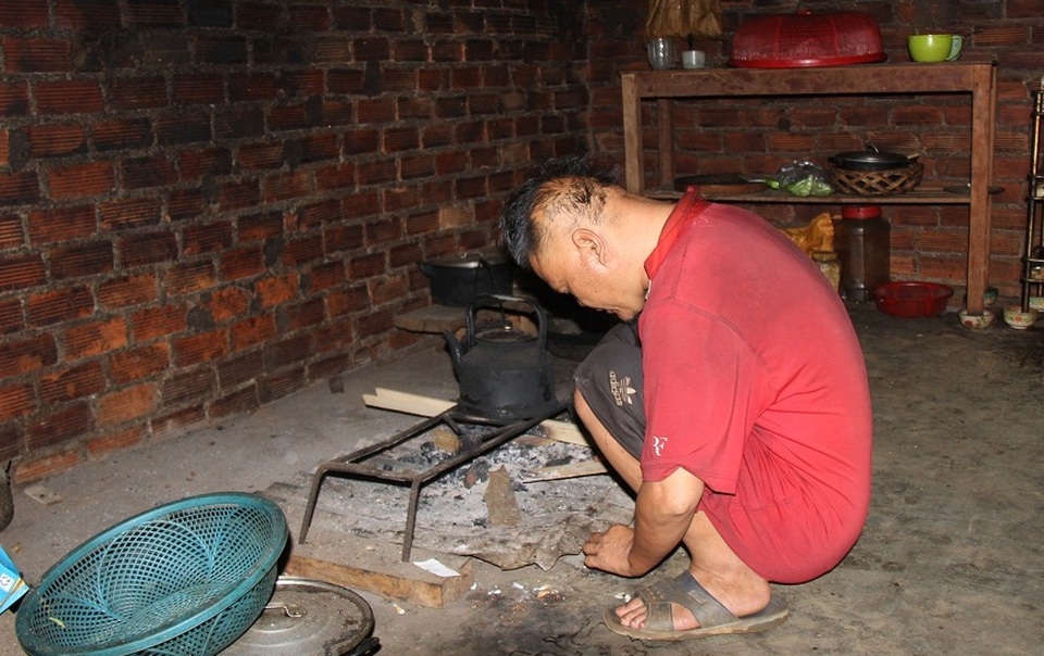 
Từ một đứa trẻ thông minh, hiếu động anh Thành bỗng hóa điên, hóa dại do ảnh hưởng chất độc màu da cam
