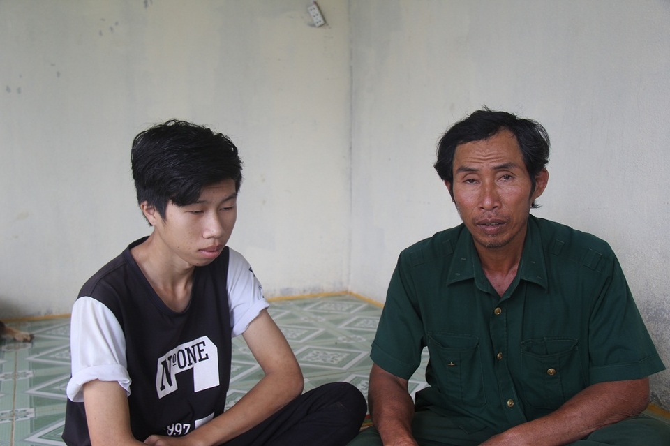 Thiếu 65 triệu mổ tim, cha nghèo bất lực nhìn con trai chết mòn - 3
Chi phí mổ tim lên tới cả trăm triệu đồng nhưng gia đình chú Sơn cũng không biết lấy gì xoay xở