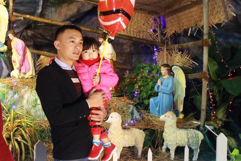 Người dân Đà thành náo nức đón Noel sớm - 3 Người dân Đà thành náo nức đón Noel sớm - 3