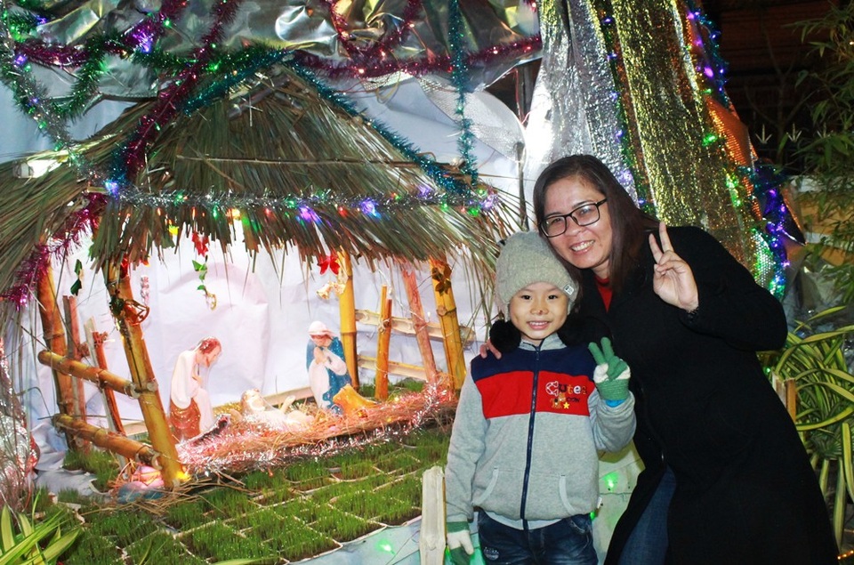 Người dân Đà thành náo nức đón Noel sớm - 4
Nhiều em nhỏ thích thú khi được bố mẹ dắt đi đón Giáng sinh