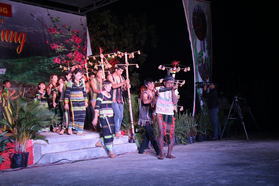 
Tiết mục diễn tấu cồng chiêng và nhạc cụ dân tộc
