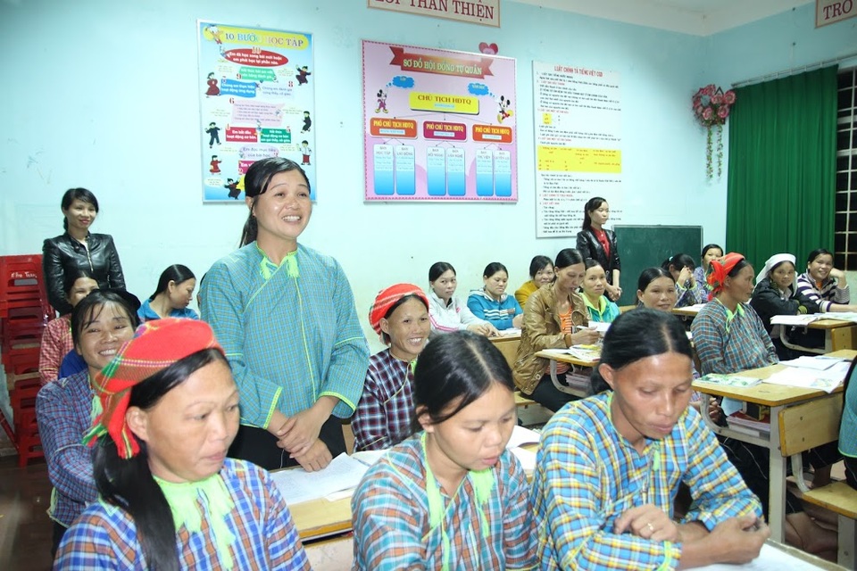 Trang giáo án đặc biệt của lớp học giữa rừng - 5
Do đặc thù của lớp học nên trong bài giảng, giáo viên còn lồng ghép kiến thức trồng trọt, sinh sản (trong ảnh: Học viên phát biểu về cách quan hệ tình dục an toàn)