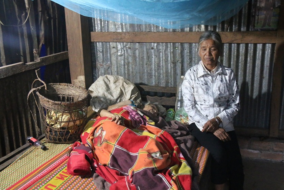 Mọi sinh hoạt phải nhờ đến người cháu họ năm nay cũng xấp xỉ 80