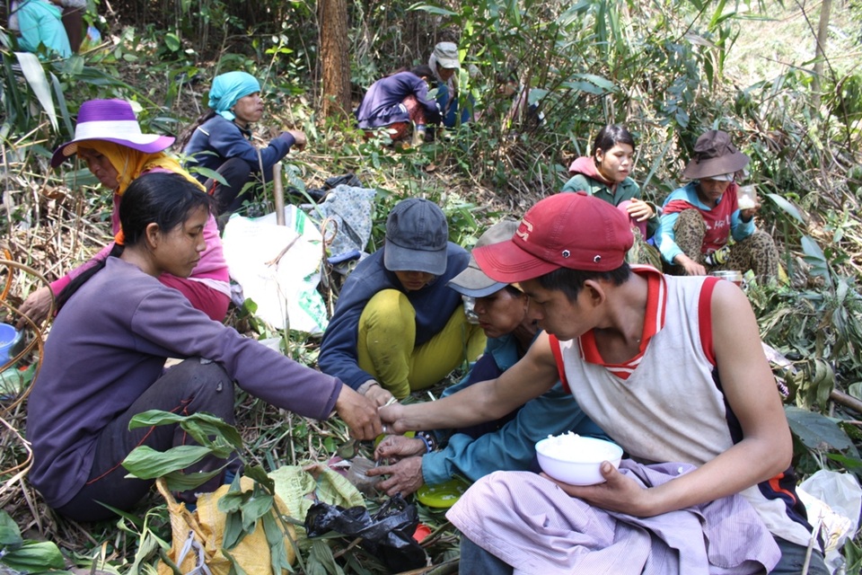 Nhọc nhằn mưu sinh bằng "nghề của những vết sẹo" - 4
Bữa cơm trưa trên đỉnh núi