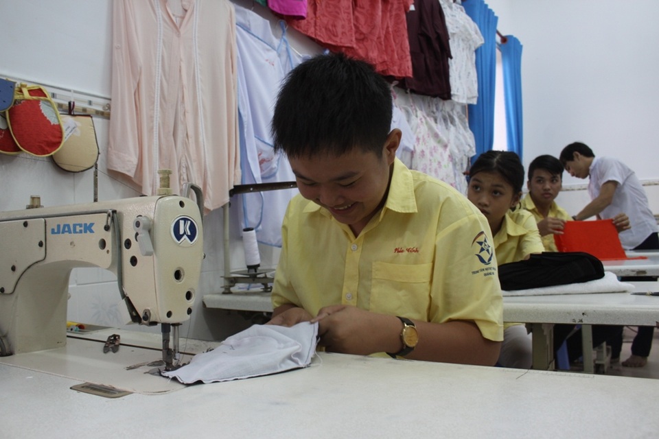 Mái ấm chắp cánh ước mơ cho những "vầng trăng khuyết". - 3
Nụ cười của trẻ em khuyết tật tại mái ấm Võ Hồng Sơn.